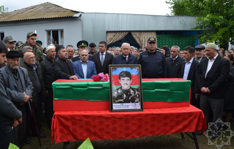 Otuz il əvvəl itkin düşən şəhid Sirac Nərimanov yaylım atəşinin müşayiətilə torpağa tapşırılıb VİDEO