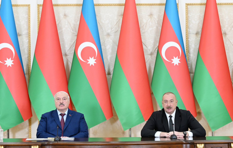 Präsident Ilham Aliyev und Präsident Alexander Lukaschenko geben Presseerklärungen ab VIDEO