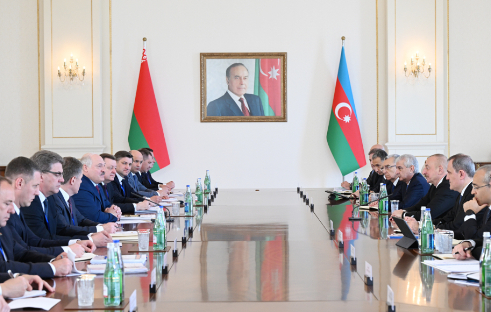 Präsident von Aserbaidschan und Belarus treffen sich im erweiterten Format AKTUALISIERT VIDEO