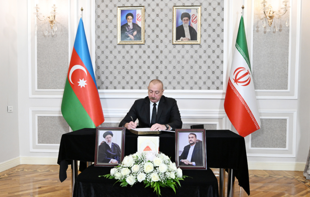 Präsident Ilham Aliyev besucht iranische Botschaft in Aserbaidschan und drückt sein Beileid zum Tod von Präsident Raisi und weiteren Personen bei Hubschrauberabsturz aus  AKTUALISIERT VIDEO
