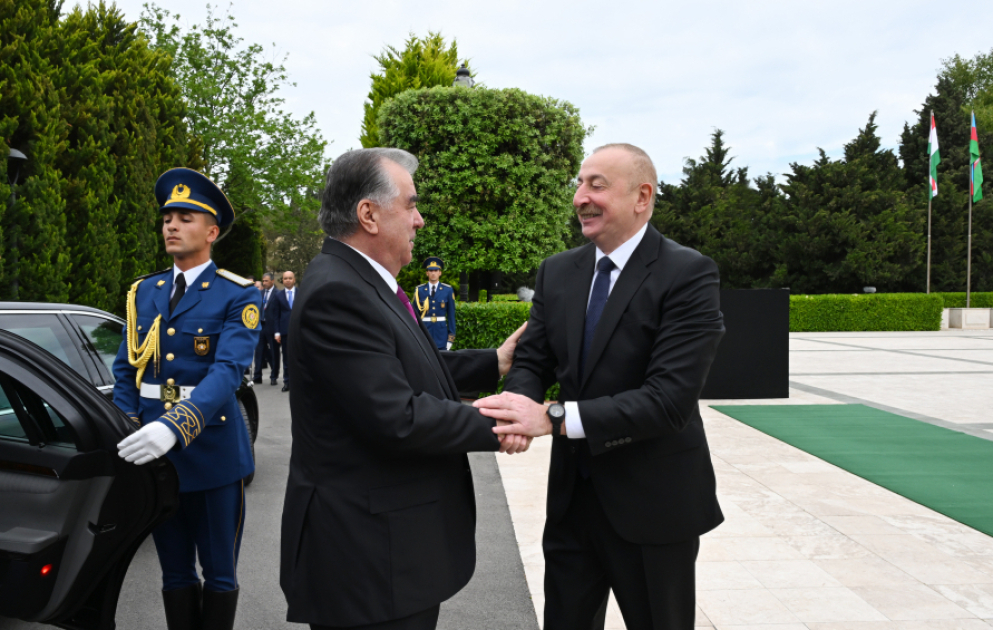 Offizieller Empfang von Präsident Emomali Rahmon in Baku VIDEO