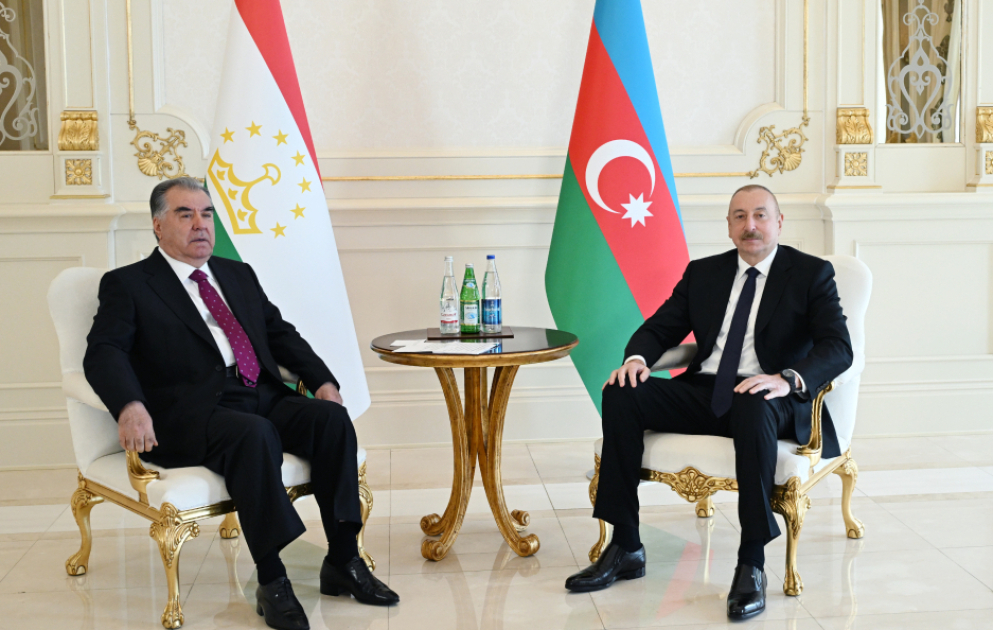Präsident Ilham Aliyev und Präsident Emomali Rahmon treffen sich zu Vier-Augen-Gespräch in Baku VIDEO