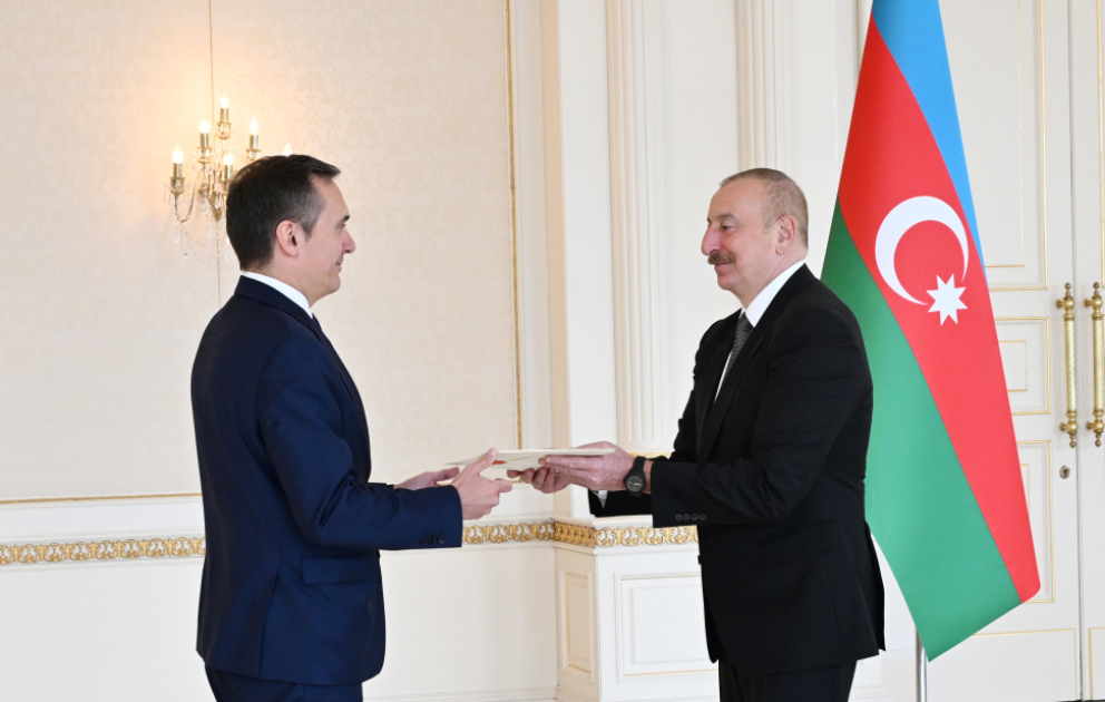 Prezident İlham Əliyev İtaliyanın ölkəmizdə yeni təyin olunmuş səfirinin etimadnaməsini qəbul edib  YENİLƏNİB VİDEO