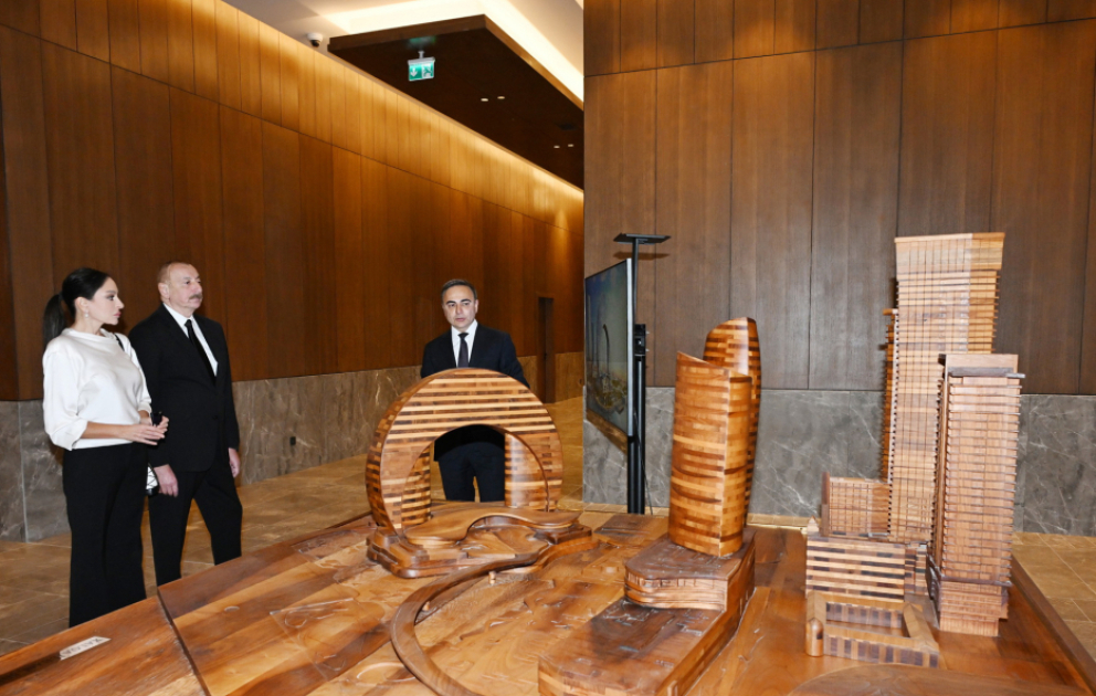 Prezident İlham Əliyev və birinci xanım Mehriban Əliyeva Bakıda “Crescent Bay” layihəsinin təqdimatı və “Crescent Mall” ticarət mərkəzinin açılışında iştirak ediblər  YENİLƏNİB VİDEO