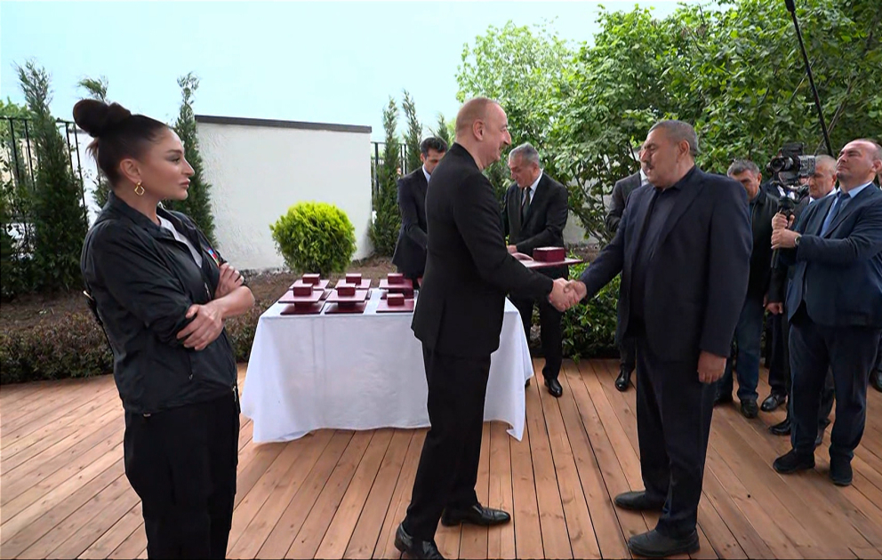 Präsident Ilham Aliyev und First Lady Mehriban Aliyeva trefen sich mit Bewohnern, die nach Chodschali gezogen sind VIDEO