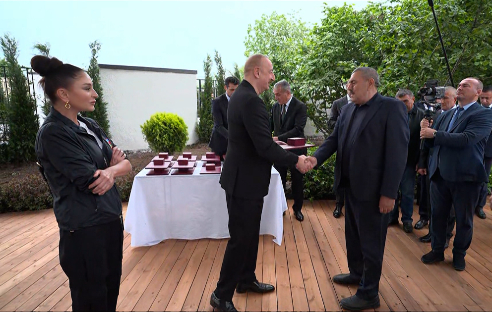 Le président Ilham Aliyev et son épouse Mehriban Aliyeva rencontrent les résidents relogés à Khodjaly VIDEO
