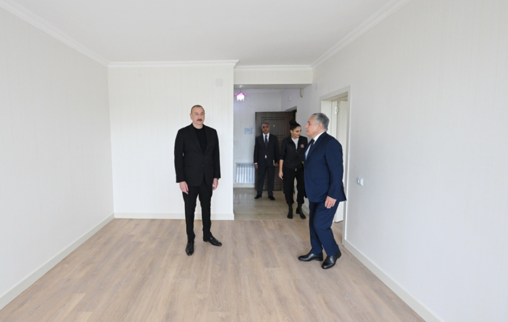 Le président Ilham Aliyev et la première dame Mehriban Aliyeva inspectent quinze immeubles réparés et rénovés à Khodjaly MIS A JOUR VIDEO