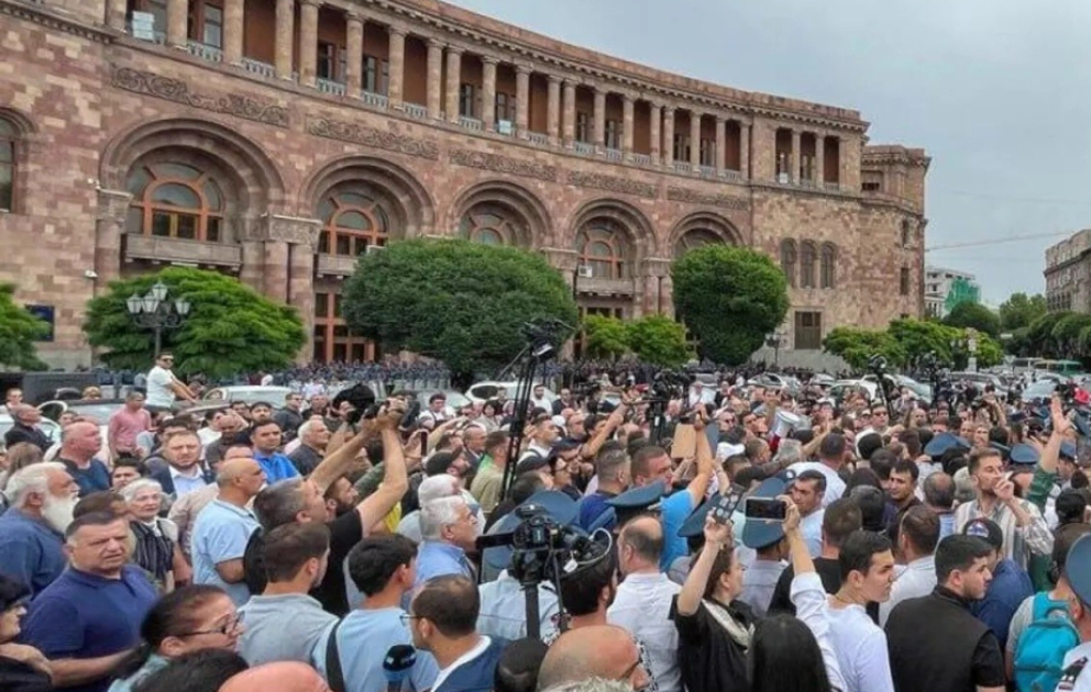 İrəvanın mərkəzində etiraz aksiyası başlayıb VİDEO