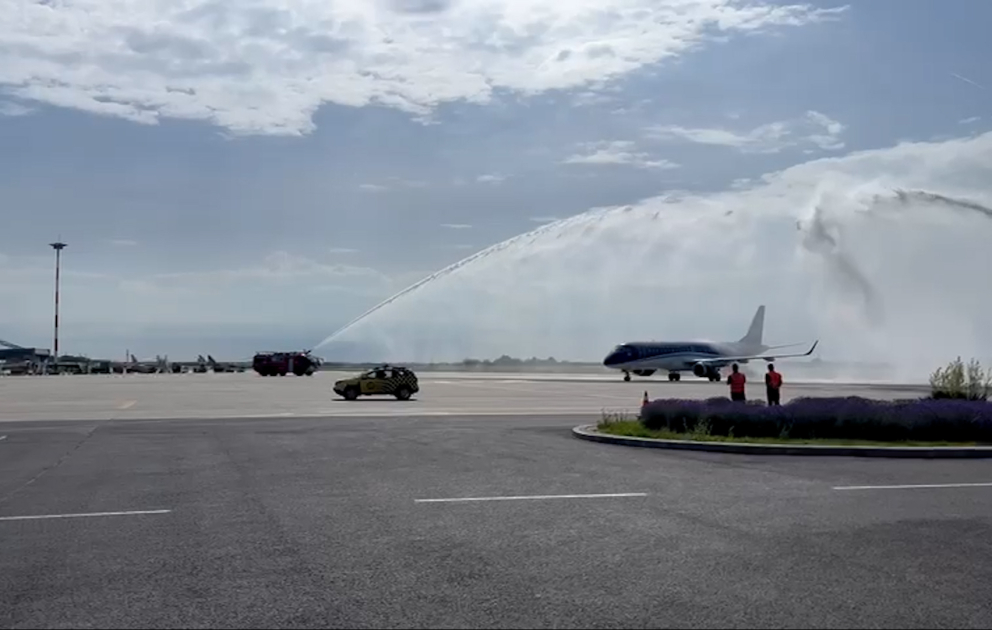 AZAL-ın Rumıniyaya birbaşa uçan təyyarəsi Buxarest aeroportuna eniş edib VİDEO
