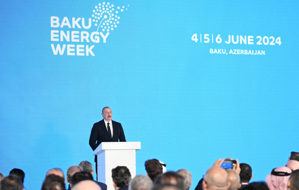 Baku Energie-Woche: Präsident Ilham Aliyev hält Rede bei Eröffnung internationaler Ausstellungen "Caspian Oil & Gas" und “Caspian Power“ VIDEO