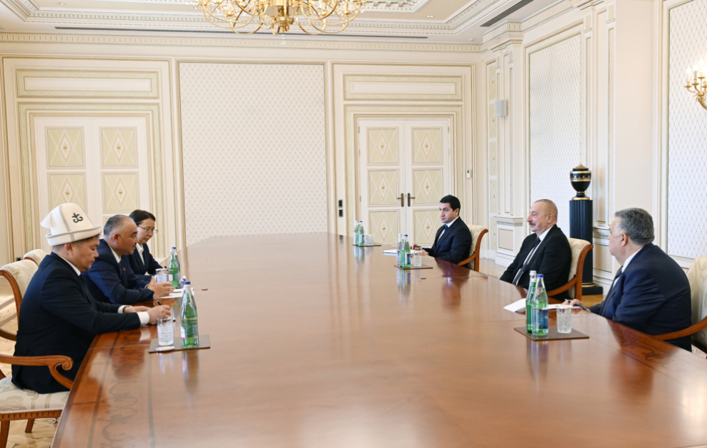 Präsident Ilham Aliyev empfängt Sprecher von Dschogorku Kengesch Kirgisistans AKTUALISIERT VIDEO