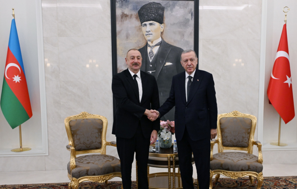 Aserbaidschanischer und türkischer Präsident treffen sich am Flughafen Ankara Esenboga VIDEO