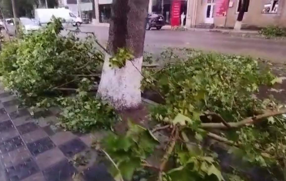 Qeyri-sabit hava şəraiti qərb bölgəsində fəsadlar törədib  FOTO VİDEO