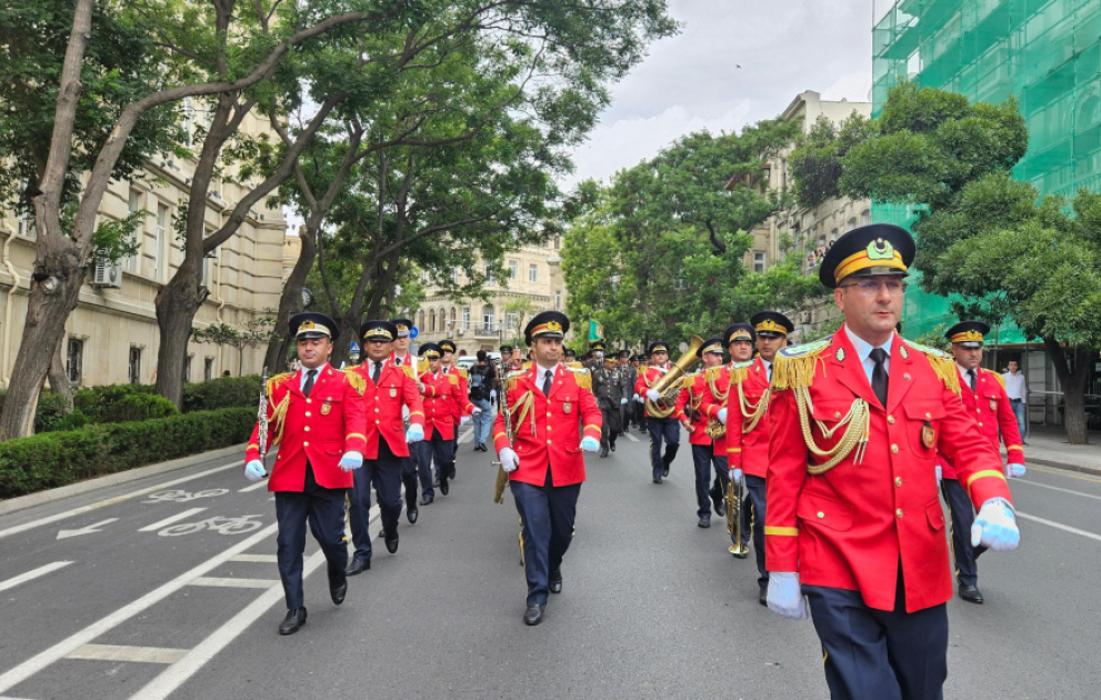 Soldiers marching in parade through Baku in Armed Forces Day celebration VIDEO