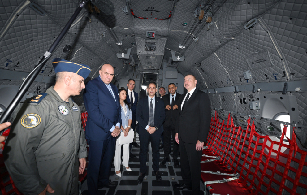 Un avion de transport militaire produit par le groupe italien Leonardo est présenté au président Ilham Aliyev VIDEO
