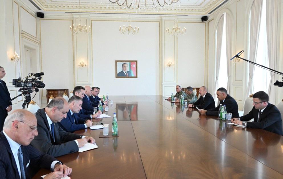 Le président Ilham Aliyev reçoit une délégation dirigée par le ministre italien de la Défense VIDEO