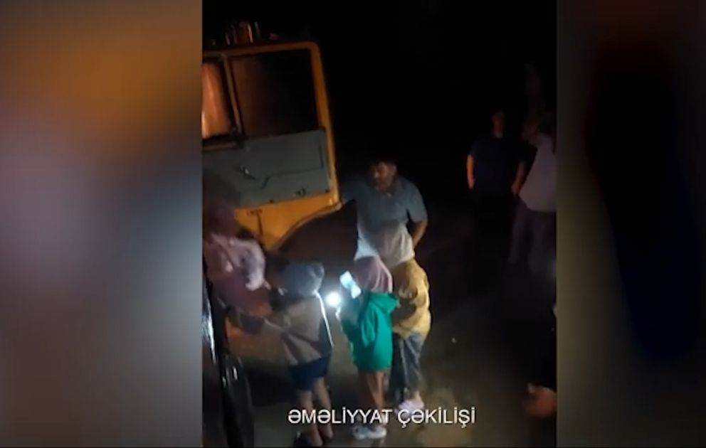 FHN: İntensiv yağış səbəbindən 12 nəfər təxliyə edilib, avtomobildə qalan 4 nəfərə köməklik göstərilib VİDEO