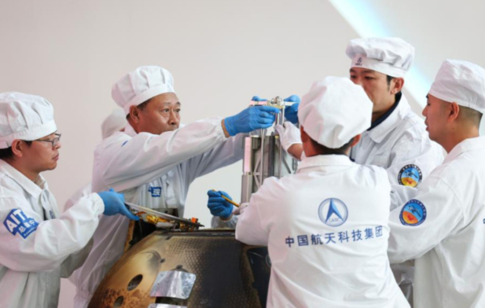 La sonde chinoise Chang'e-6 collecte 1.935,3 grammes d'échantillons de la face cachée de la Lune VIDEO