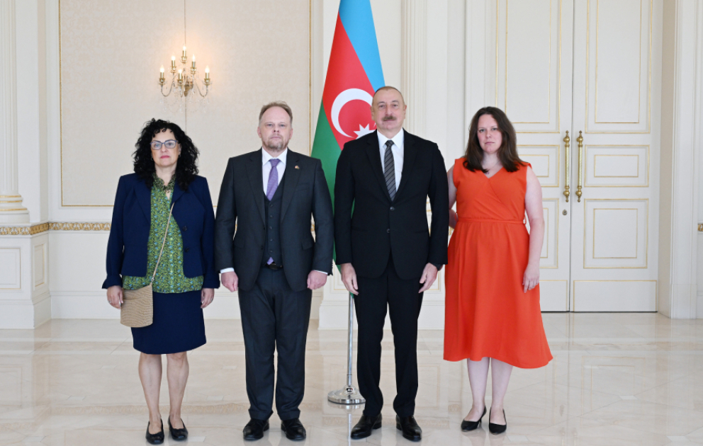 Prezident İlham Əliyev Kanadanın ölkəmizdə yeni təyin olunmuş səfirinin etimadnaməsini qəbul edib  YENİLƏNİB  VİDEO