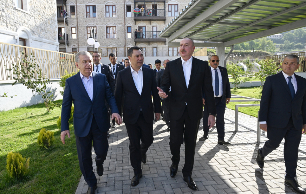 Präsidenten von Aserbaidschan, Usbekistan und Kirgisistan besuchen ersten Wohnkomplex in Schuscha, Aschaghi-Govhar-Aga-Moschee und besichtigen Stadt VIDEO