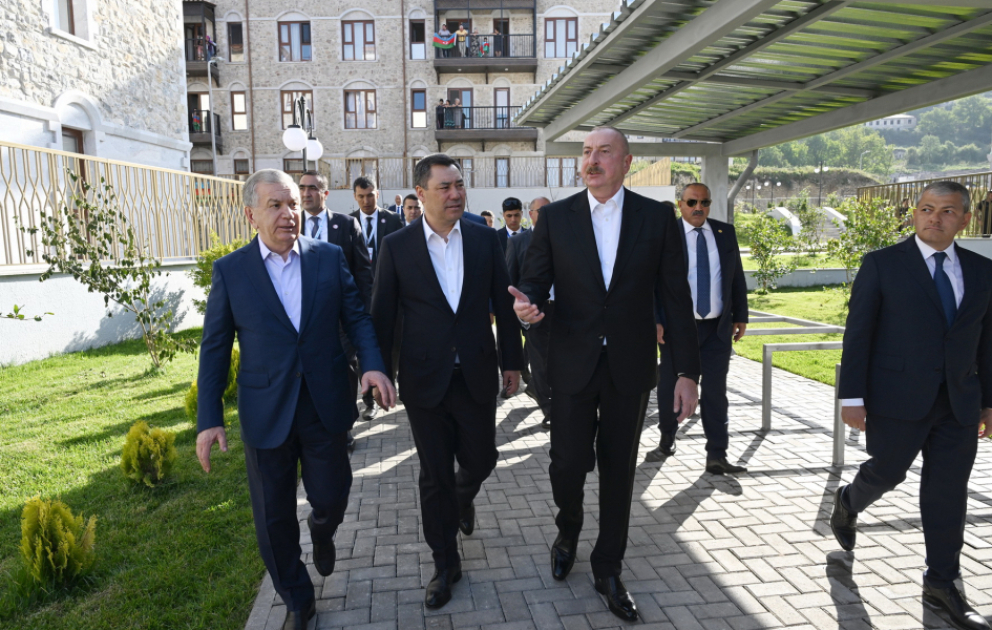 Choucha : les présidents azerbaïdjanais, ouzbek et kirghiz visitent le premier complexe résidentiel, la mosquée Achaghy Gövher Agha et la ville VIDEO