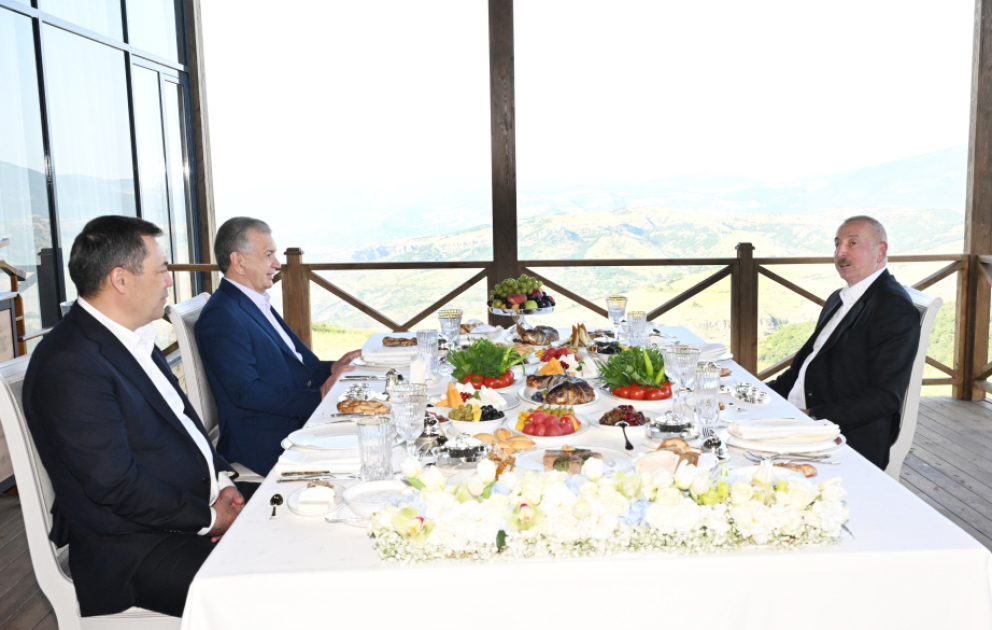 Un dîner informel des présidents azerbaïdjanais, ouzbek et kirghiz à Choucha VIDEO