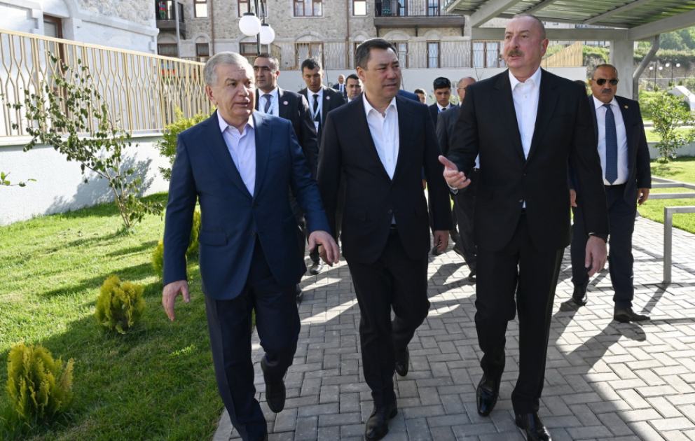 Президенты Азербайджана, Узбекистана и Кыргызстана побывали в первом жилом комплексе и мечети Ашагы Говхар Ага в Шуше, совершили прогулку по городу ОБНОВЛЕНО ВИДЕО