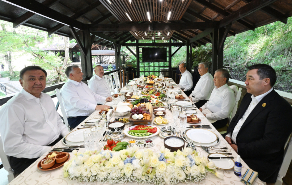Im Namen von Präsident Ilham Aliyev Diner zu Ehren der Staats- und Regierungschefs der Organisation Türkischer Staaten in Schuscha gegeben VIDEO
