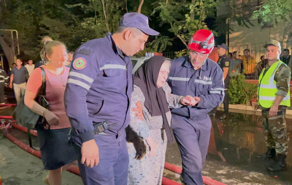 Bakıda yaşayış binasında yanğın zamanı 24-ü uşaq olmaqla 60 nəfər təxliyə edilib YENİLƏNİB VİDEO