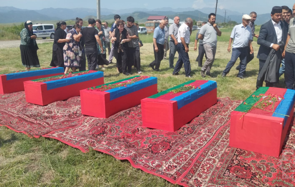 32 il əvvəl şəhidlik zirvəsinə ucalan beş döyüşçü Xocalıda dəfn edilib VİDEO