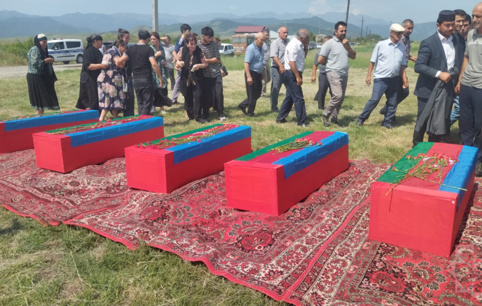 Останки погибших 32 года назад пятерых шехидов захоронены в Ходжалы ВИДЕО