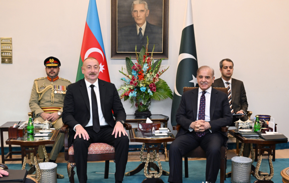 Präsident Ilham Aliyev und Premierminister Muhammad Shehbaz Sharif treffen sich im kleinen Kreis in Islamabad VIDEO