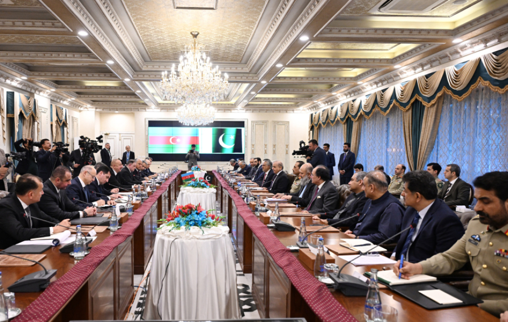 Präsident Ilham Aliyev und Premierminister Muhammad Shehbaz Sharif treffen sich in erweitertem Format in Islamabad VIDEO