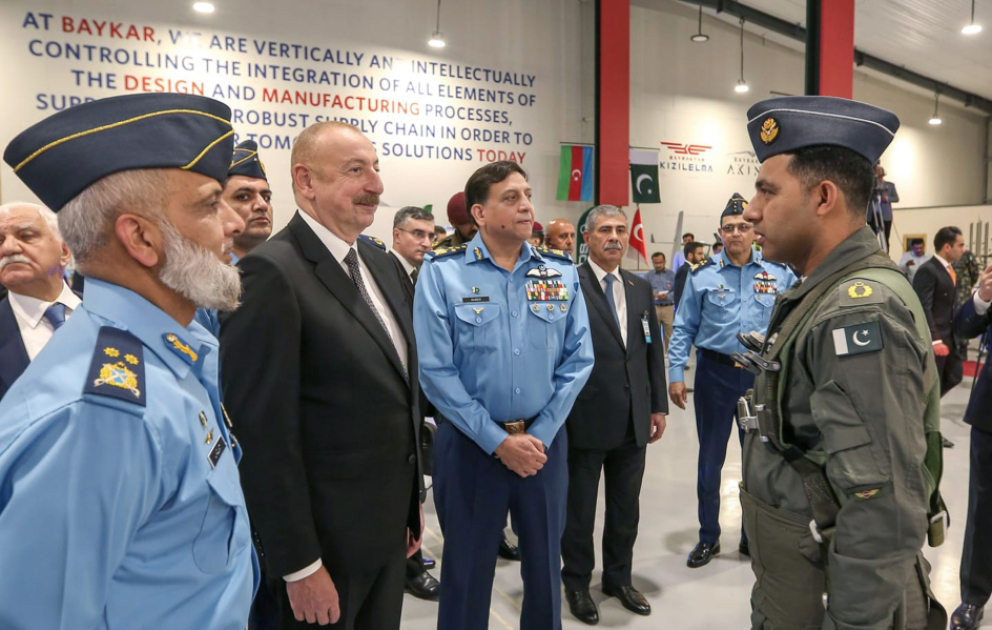 Präsident Ilham Aliyev besichtigt Militärausstellung in Islamabad VIDEO