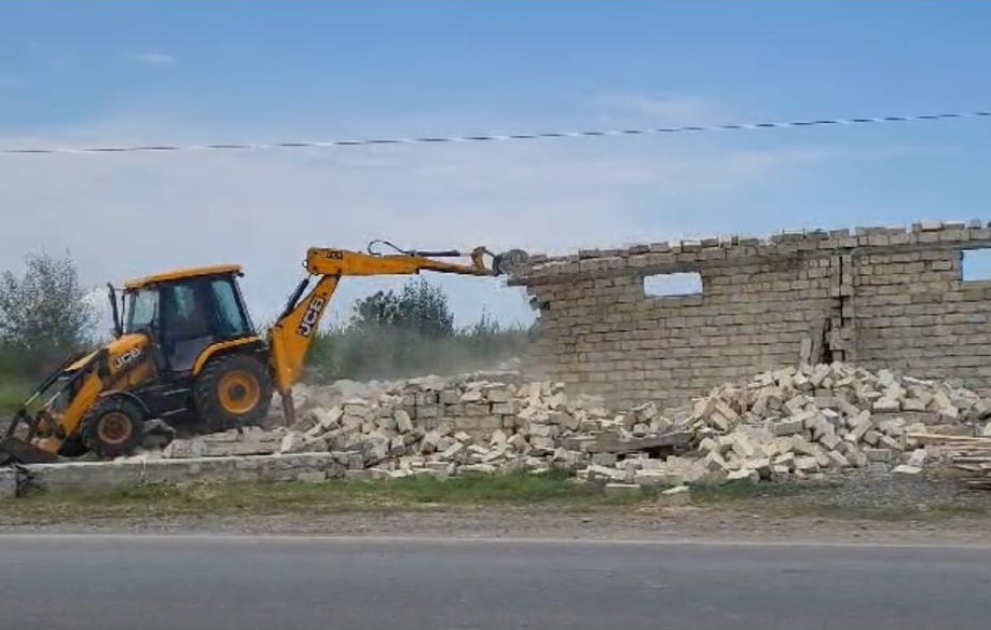 Qubanın Zərdabi qəsəbəsində qanunsuz inşa olunan tikili sökülüb VİDEO