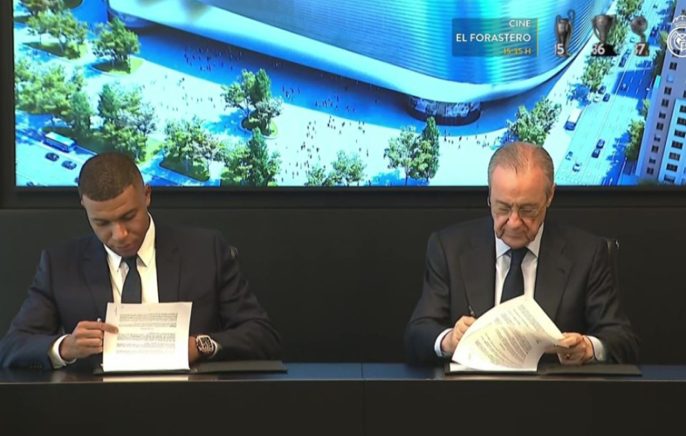 Real Madrid: Mbappé unterschreibt Vertrag und zeigt Real-Trikot VIDEO