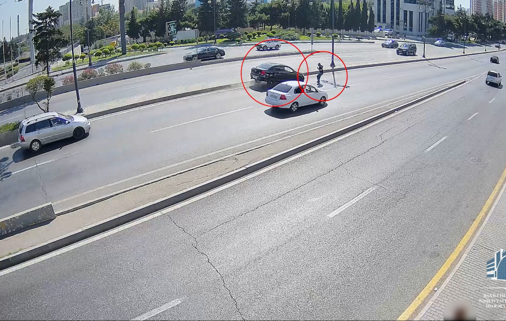 Sürücü piyadanı vurmaqdan son anda yayınıb, lakin qəza törədib VİDEO
