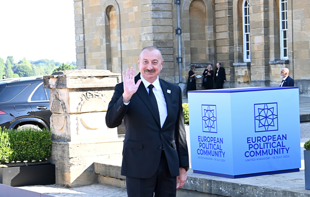 Präsident Ilham Aliyev weilt zu Arbeitsbesuch in Großbritannien, um am 4. Gipfel Gipfel der Europäischen Politischen Gemeinschaft teilzunehmen VIDEO