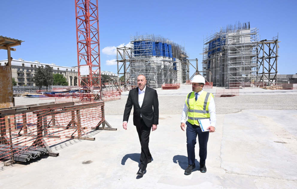 Präsident Ilham Aliyev inspiziert Bauarbeiten im Triumph-Park in Baku VIDEO