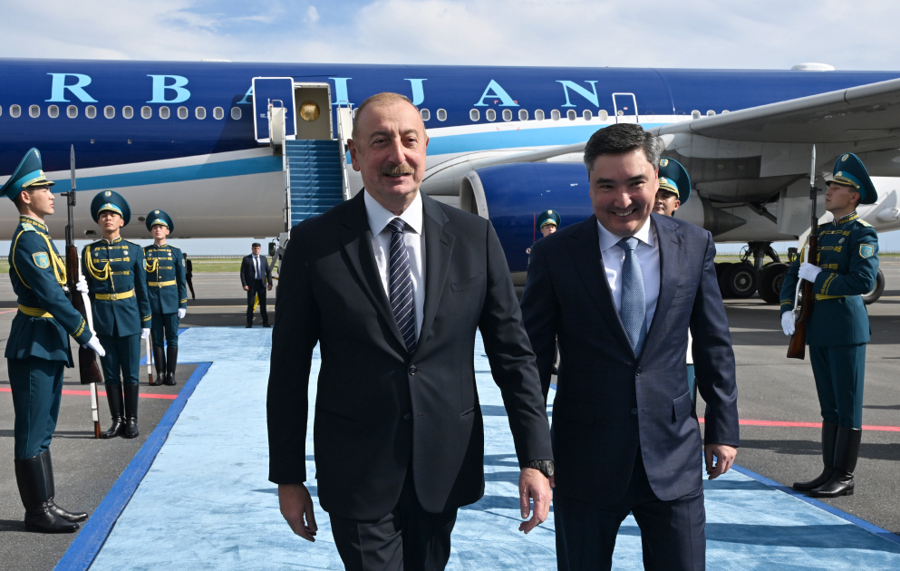 Präsident Ilham Aliyev zu Besuch in Kasachstan eingetroffen VIDEO