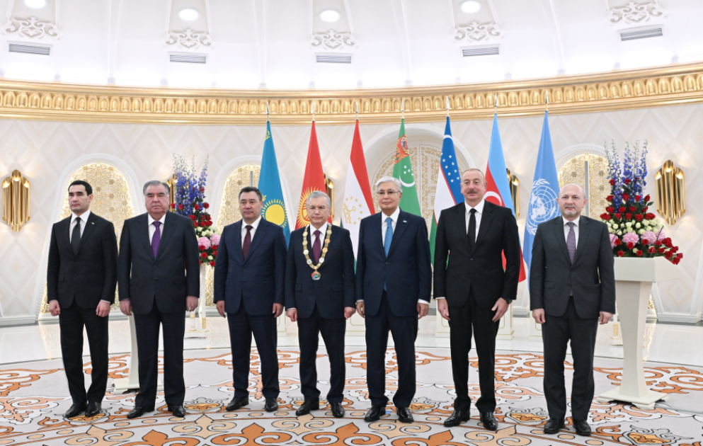 Le président Ilham Aliyev assiste à la cérémonie de décoration de son homologue ouzbek Chavkat Mirzioïev VIDEO