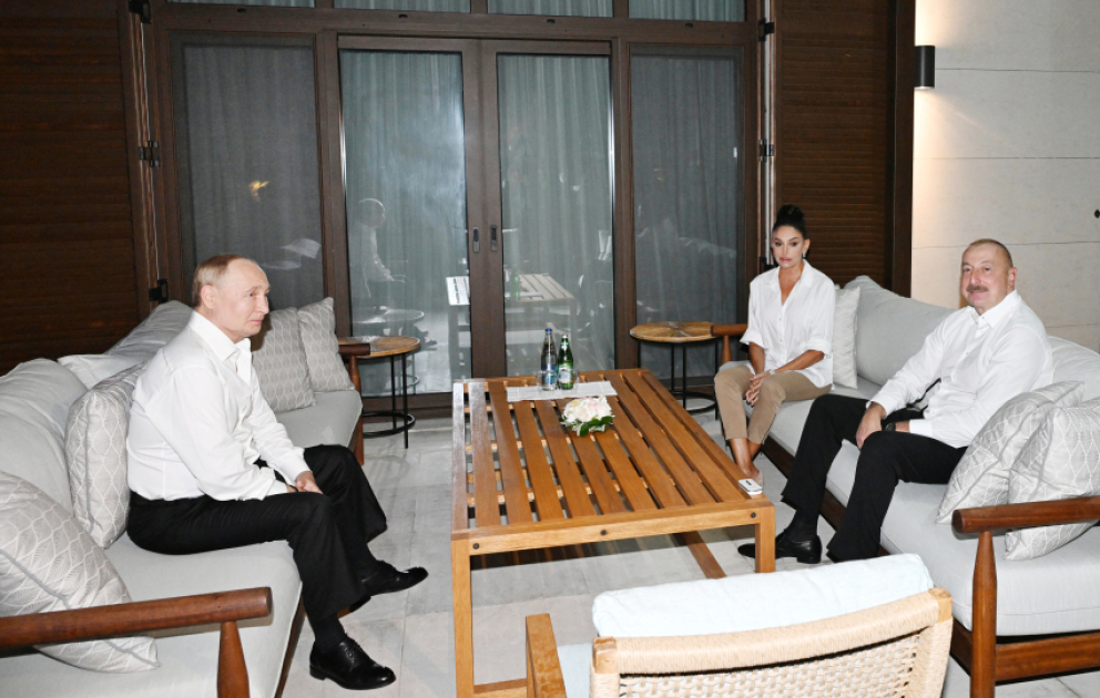 Le président Ilham Aliyev et son épouse Mehriban Aliyeva dînent avec le président russe Vladimir Poutine VIDEO