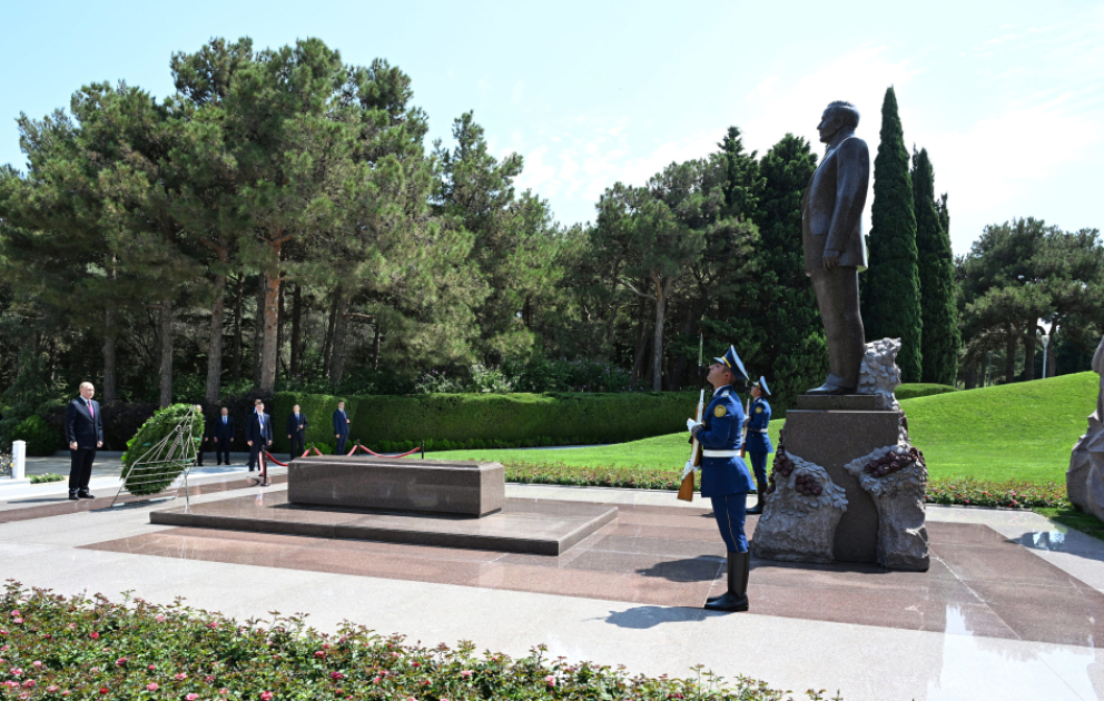 President of Russia Vladimir Putin visits grave of National Leader Heydar Aliyev VIDEO