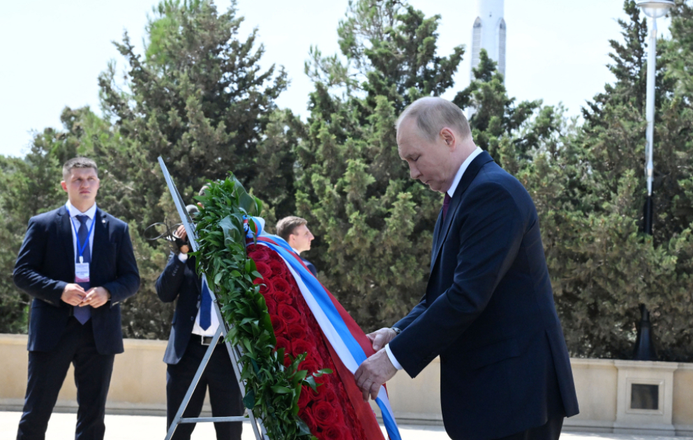 Le président russe visite l’Allée des Martyrs à Bakou VIDEO