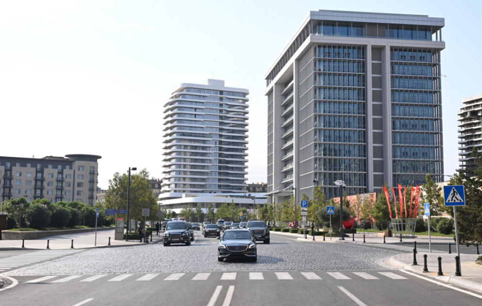 Präsidenten von Aserbaidschan und Russland besuchen Baku White City VIDEO