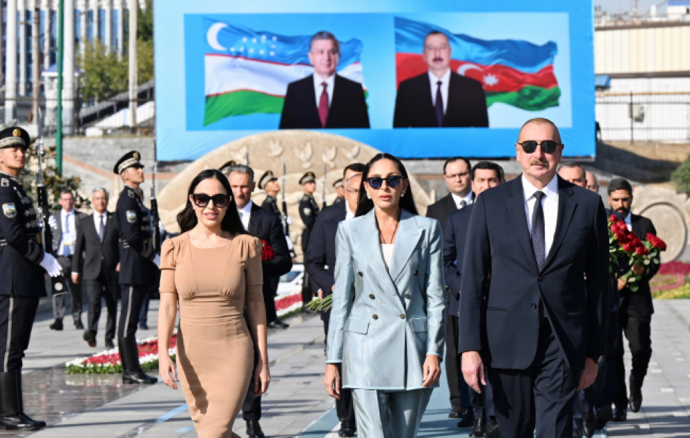 Präsident Ilham Aliyev ehrt Andenken von Nationalleader Heydar Aliyev in Taschkent VIDEO