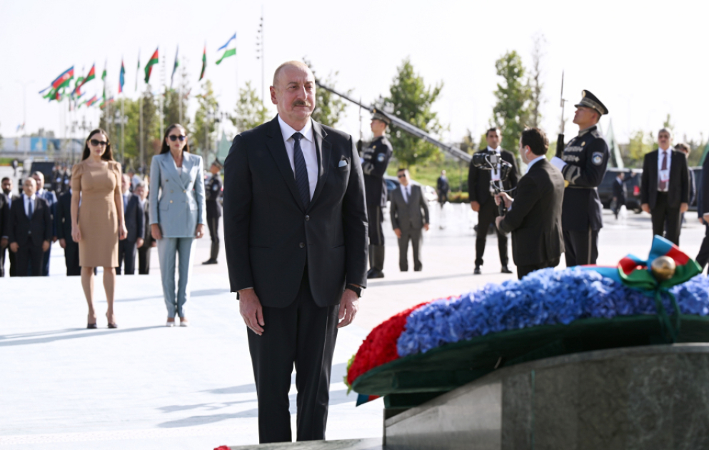 Prezident İlham Əliyev, birinci xanım Mehriban Əliyeva və qızları Leyla Əliyeva Daşkənddə Müstəqillik abidəsini ziyarət ediblər YENİLƏNİB VİDEO