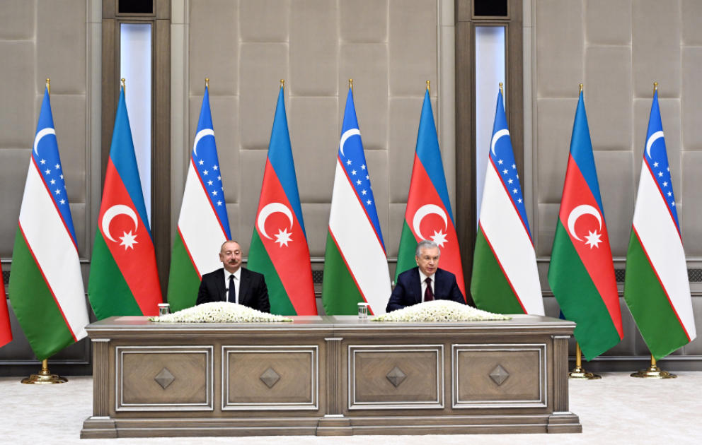 Les présidents azerbaïdjanais et ouzbek font des déclarations à la presse VIDEO