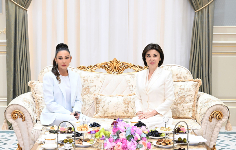 First Ladies von Aserbaidschan und Usbekistan treffen sich in Taschkent VIDEO