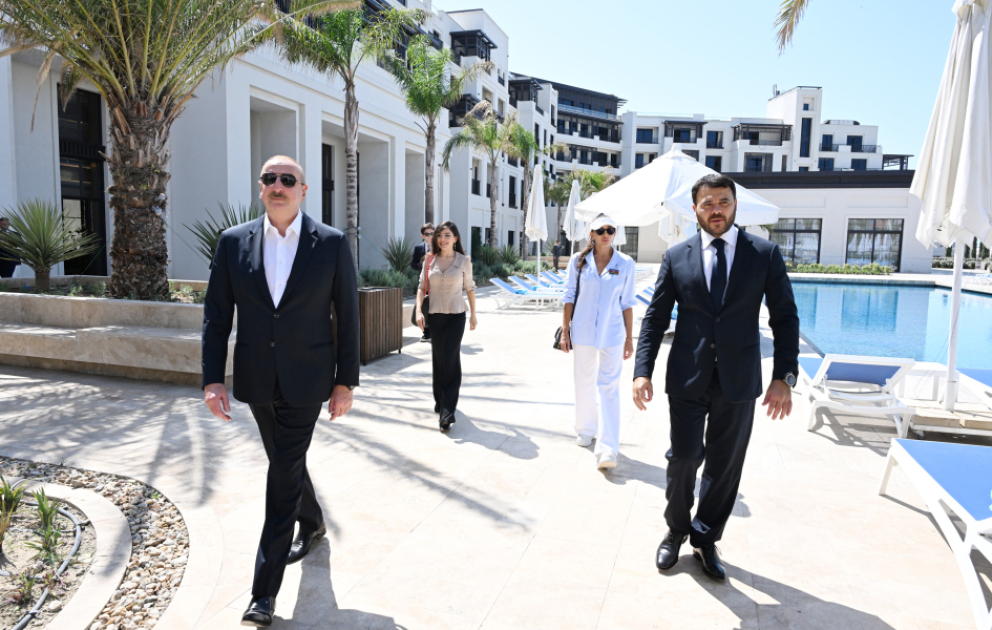 “Sea Breeze” istirahət mərkəzində LANDAU Məktəbinin və “The Grand” apart hotelinin açılışı olub Prezident İlham Əliyev və birinci xanım Mehriban Əliyeva tədbirdə iştirak ediblər  YENİLƏNİB VİDEO